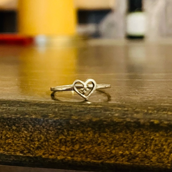 Solitaire accent Diamond heart white gold ring - Picture 2 of 8